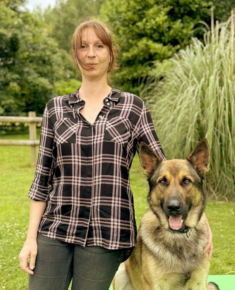 Vanessa, l’éducatrice canine et dirigeante de Presta’Dog, avec son malinois sur son site proche de Granville.